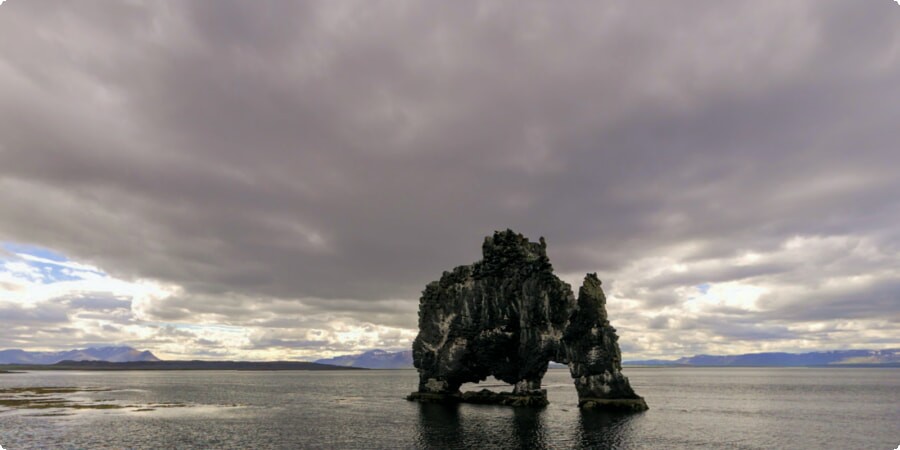 Hvitserkur : le majestueux empilement de basalte d'Islande surgissant de la mer